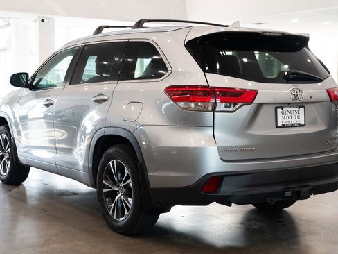 Used 2018 Toyota Highlander XLE AWD/4WD image 6