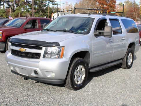 Used 2014 Chevrolet Suburban LS image 2