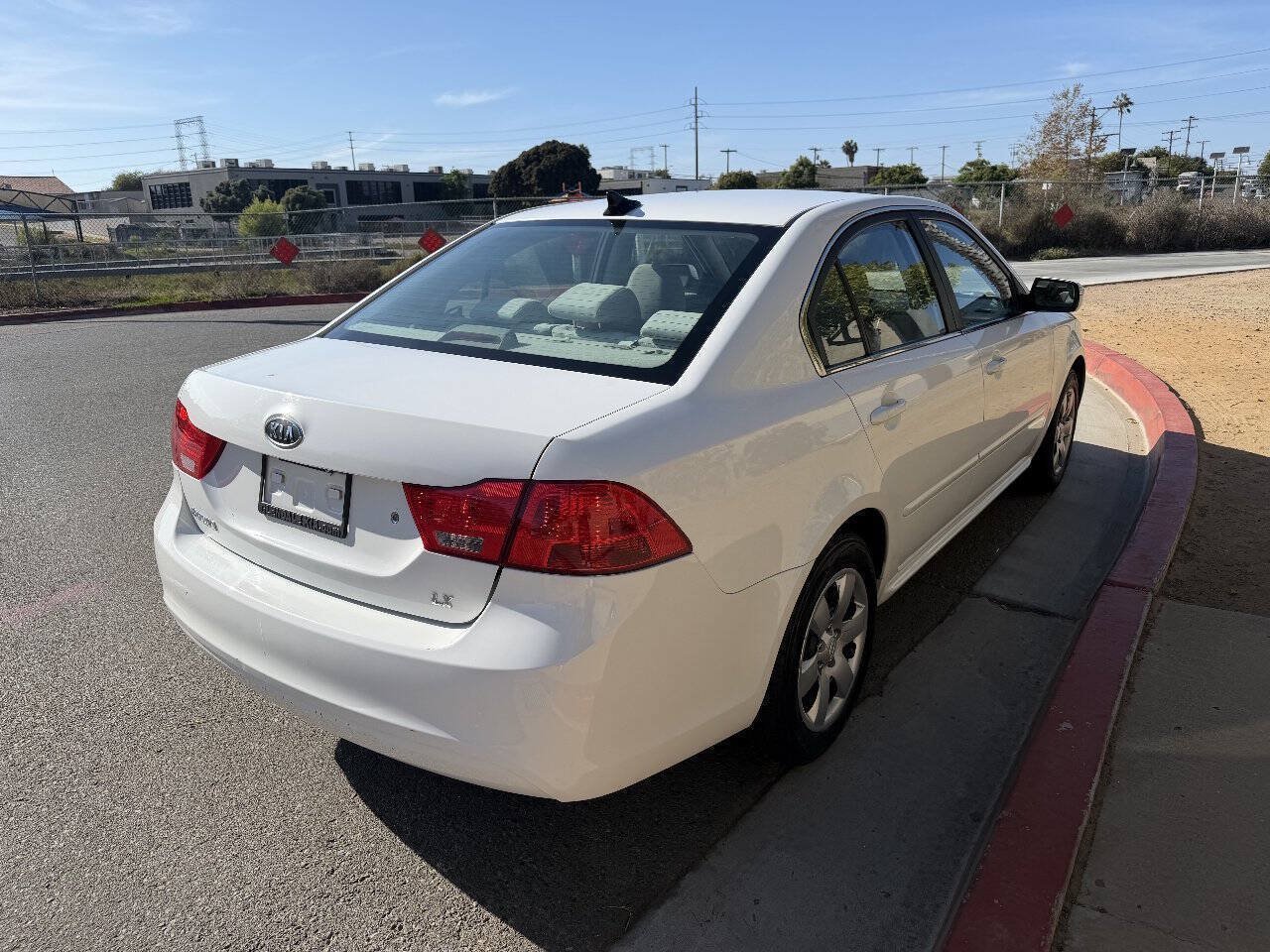 Used 2010 Kia Optima LX FWD image 3