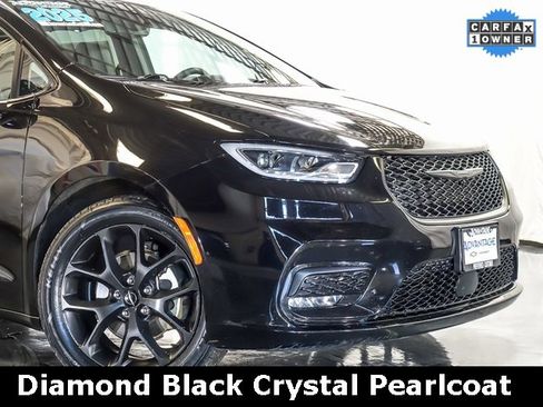 Used 2025 Chrysler Pacifica Limited image 3