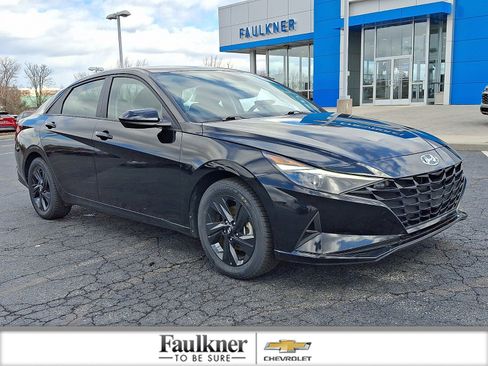 Used 2023 Hyundai Elantra SEL w/ Preferred Accessory Package image 1