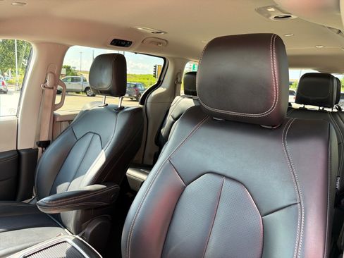 Used 2023 Chrysler Pacifica Touring-L FWD image 25