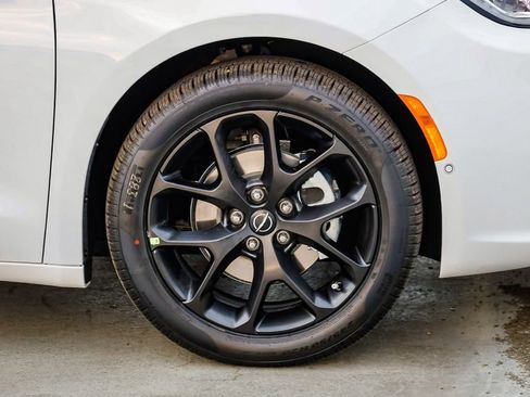 New 2026 Chrysler Pacifica Select FWD image 11