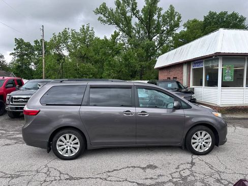 Used 2017 Toyota Sienna XLE w/ XLE Navigation Package AWD/4WD image 4
