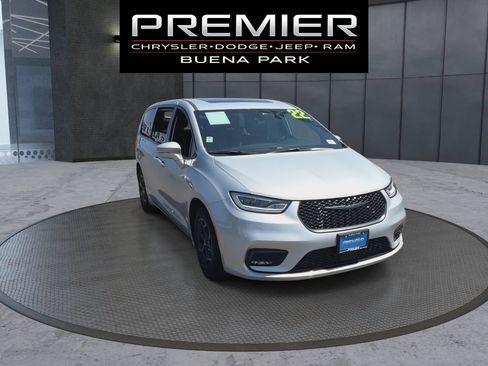 Used 2022 Chrysler Pacifica Limited w/ Uconnect Theater Family Group FWD image 2