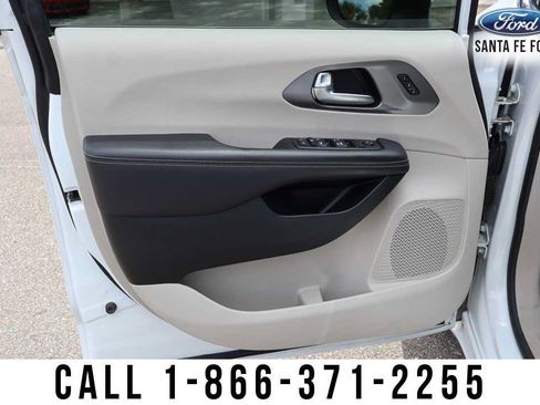 Used 2023 Chrysler Pacifica Touring-L FWD image 11