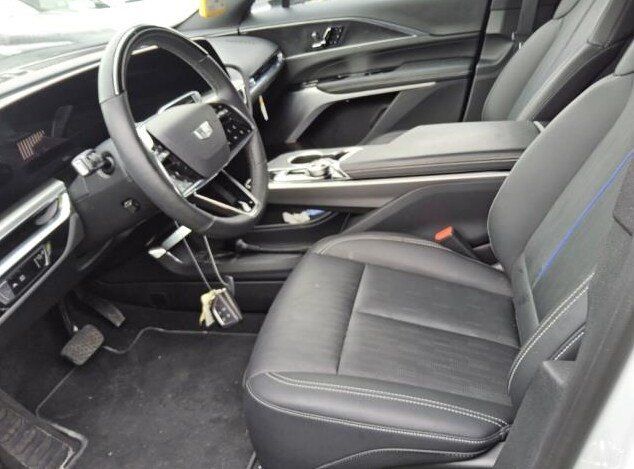 Used 2025 Cadillac Lyriq Luxury AWD/4WD image 7