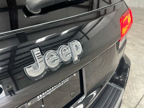 Used 2017 Jeep Grand Cherokee Overland AWD/4WD image 13