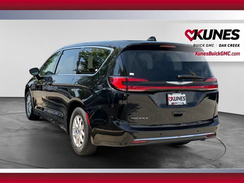 Used 2024 Chrysler Pacifica Touring-L FWD image 8