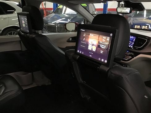 Used 2020 Chrysler Pacifica Touring-L Plus w/ Advanced Safetytec Group image 28