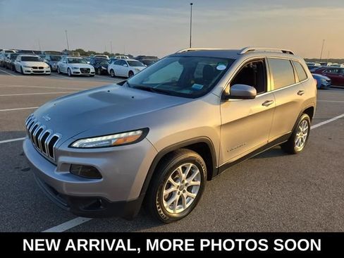 Used 2017 Jeep Cherokee Latitude w/ Safety/Convenience Group FWD image 1