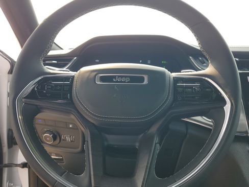 Used 2024 Jeep Grand Cherokee Overland w/ Luxury Tech Group IV AWD/4WD image 11