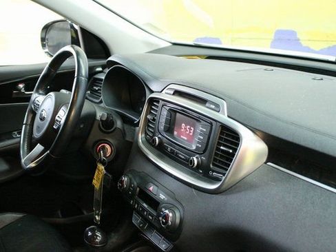 Used 2016 Kia Sorento EX image 10