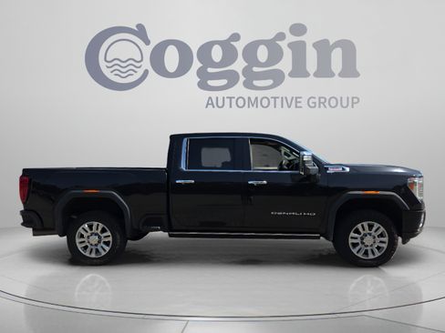 Used 2022 GMC Sierra 2500 Denali w/ Denali Black Diamond Edition AWD/4WD image 6