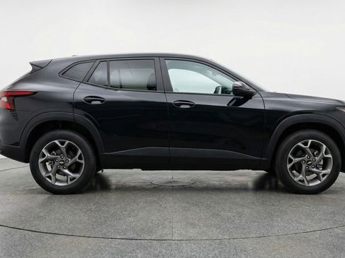 Used 2025 Chevrolet Trax LT w/ LT Convenience Package image 11