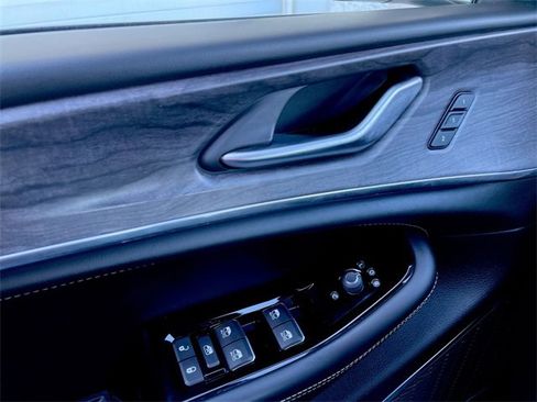 Used 2024 Jeep Grand Cherokee Overland image 13