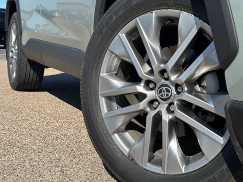 Used 2022 Toyota RAV4 XLE Premium image 2