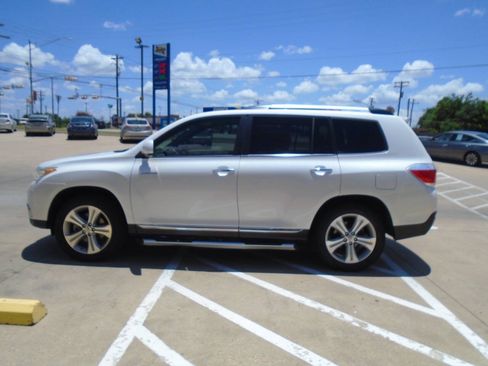 Used 2012 Toyota Highlander Limited w/ Tow Pkg FWD image 4
