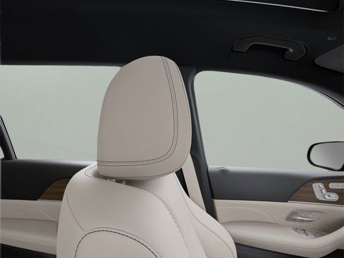 Used 2025 Mercedes-Benz GLS 450 4MATIC image 43