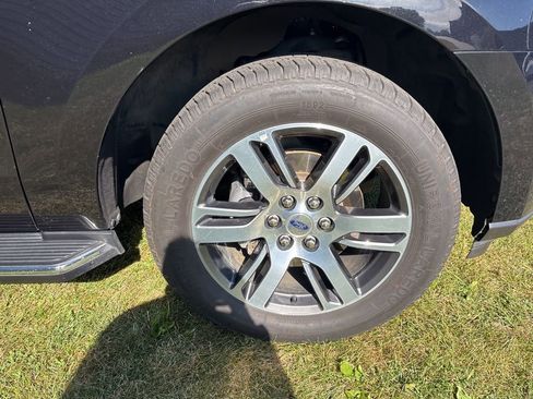 Used 2022 Ford Expedition Limited image 12