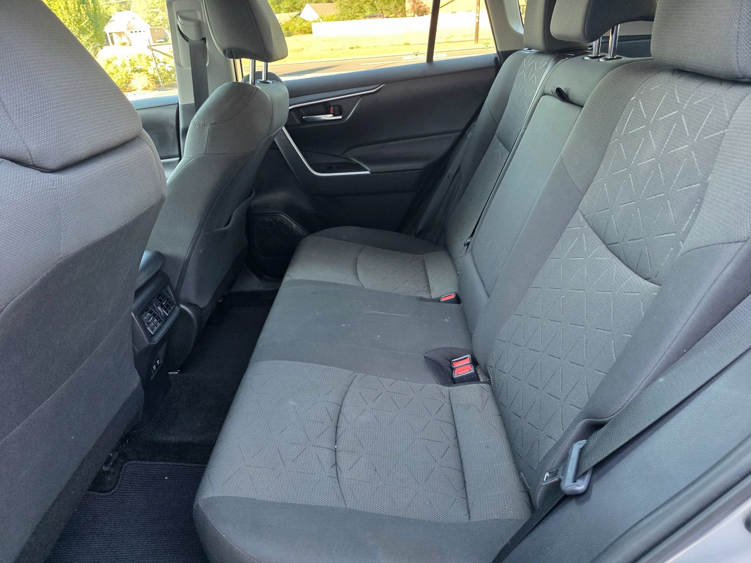 Used 2021 Toyota RAV4 XLE w/ Convenience Package FWD image 11