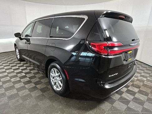 Used 2024 Chrysler Pacifica Touring-L FWD image 4