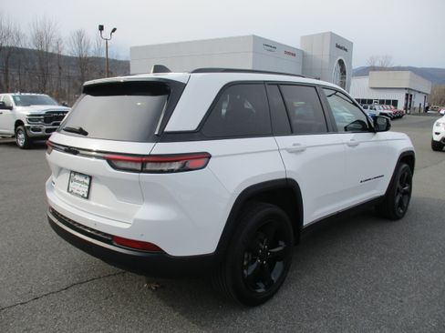 Used 2023 Jeep Grand Cherokee Altitude image 5