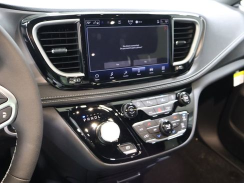 New 2026 Chrysler Pacifica Select image 21