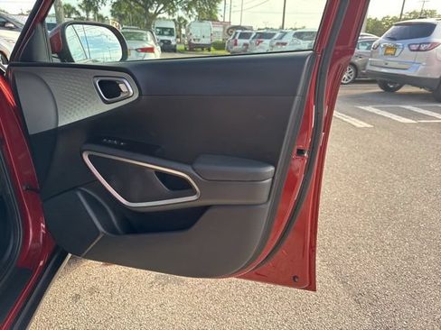 Used 2025 Kia Soul LX w/ LX Technology Package FWD image 13