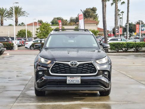 Used 2023 Toyota Highlander XLE image 2