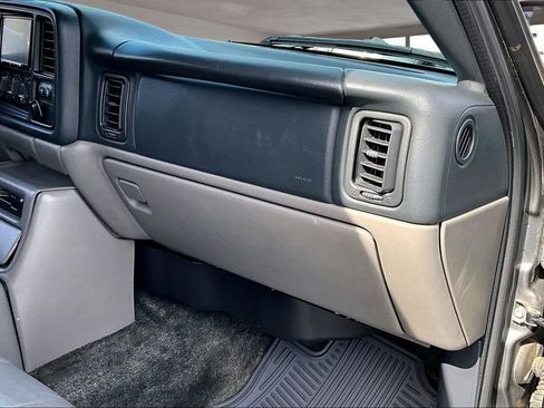 Used 2002 Chevrolet Suburban LT image 16