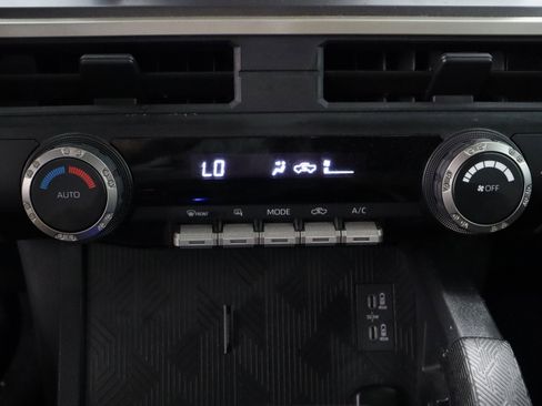 Certified 2024 Toyota Tacoma TRD Off-Road AWD/4WD image 19