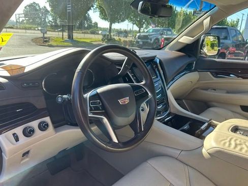 Used 2017 Cadillac Escalade ESV Premium Luxury AWD/4WD image 23