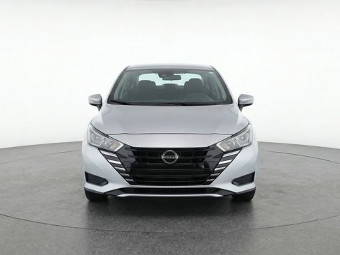 Used 2025 Nissan Versa SV image 2