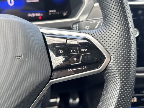 Certified 2023 Volkswagen Tiguan SE R-Line FWD image 31
