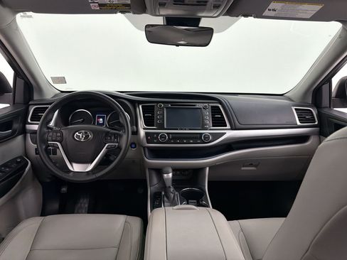 Used 2017 Toyota Highlander XLE FWD image 16