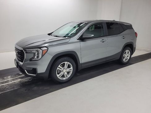 Used 2024 GMC Terrain SLE image 2
