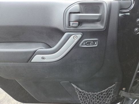 Used 2013 Jeep Wrangler Unlimited Sahara image 30