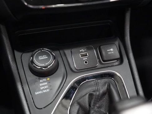 Used 2022 Jeep Cherokee Limited image 29