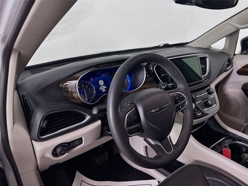 Used 2024 Chrysler Pacifica Limited image 9