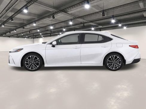 Used 2025 Toyota Camry XLE FWD image 6
