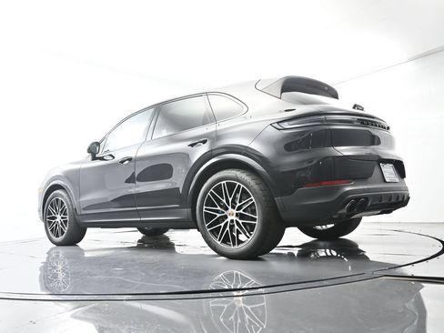 Certified 2025 Porsche Cayenne AWD/4WD image 48