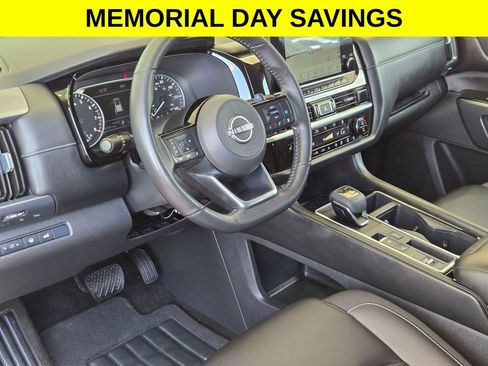 Used 2025 Nissan Pathfinder SL FWD image 10