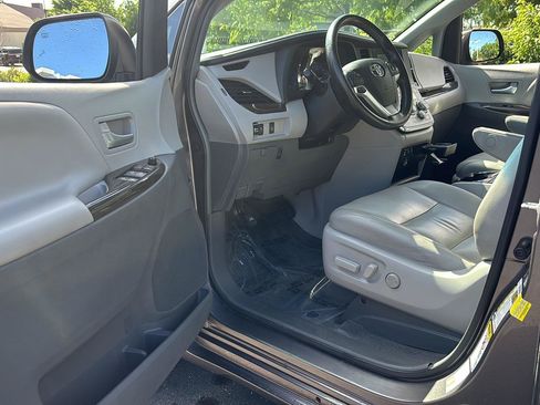 Used 2015 Toyota Sienna XLE AWD/4WD image 2
