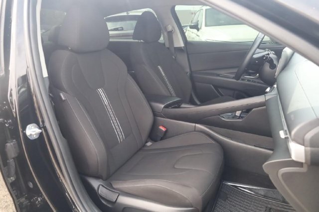 Used 2025 Hyundai Elantra SEL FWD image 19