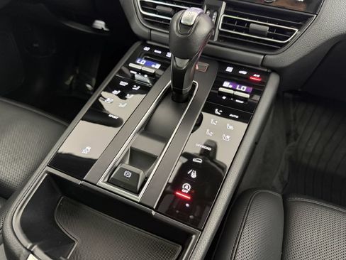 Used 2023 Porsche Macan AWD/4WD image 36