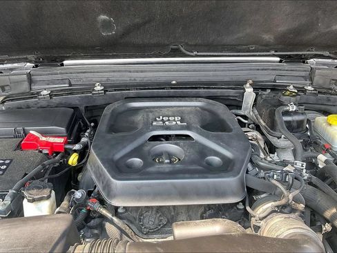 Used 2018 Jeep Wrangler Unlimited Sahara AWD/4WD image 8