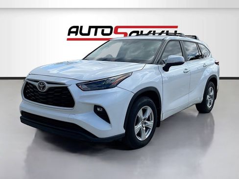 Used 2024 Toyota Highlander LE FWD image 3