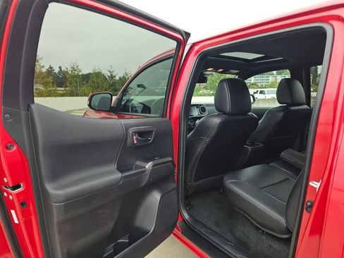 Used 2022 Toyota Tacoma TRD Sport image 19