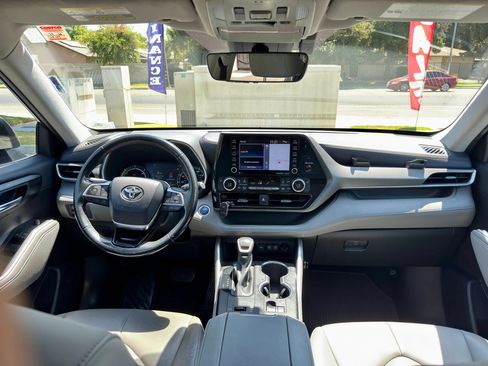 Used 2021 Toyota Highlander XLE AWD/4WD image 6